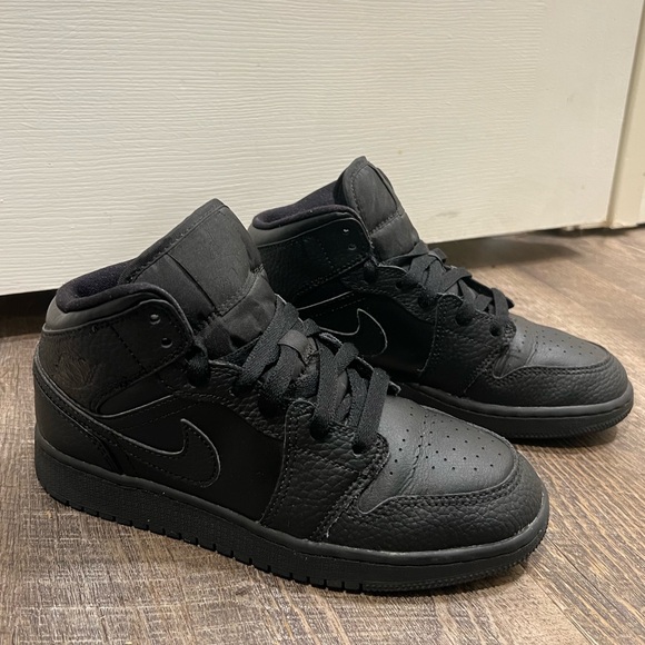 Nike Air Jordan Mid Triple Black GS - Picture 2 of 9